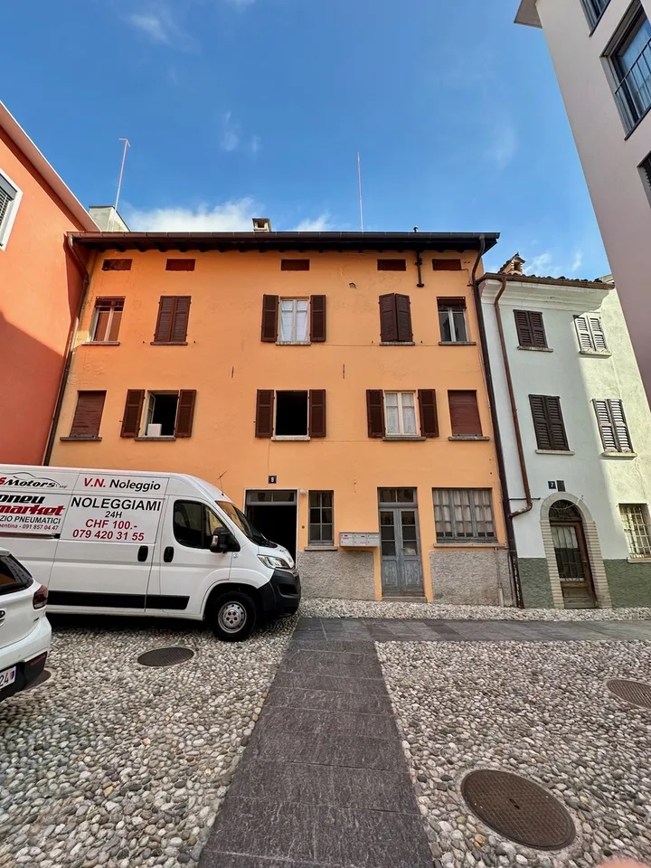 Gebäudekomplex mit Innenhof im Zentrum von Chiasso