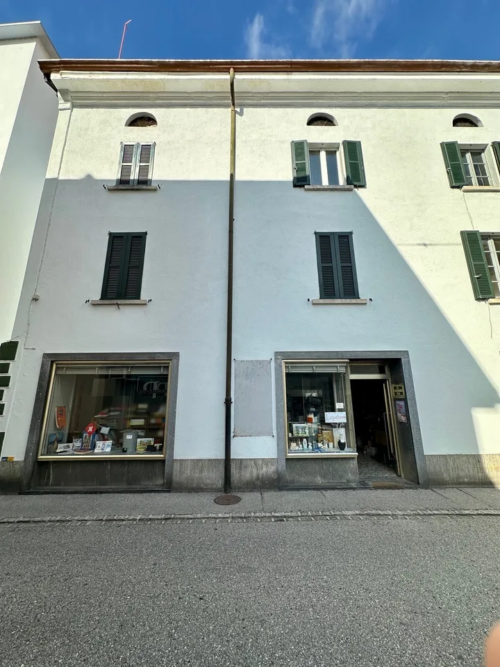 Gebäudekomplex mit Innenhof im Zentrum von Chiasso
