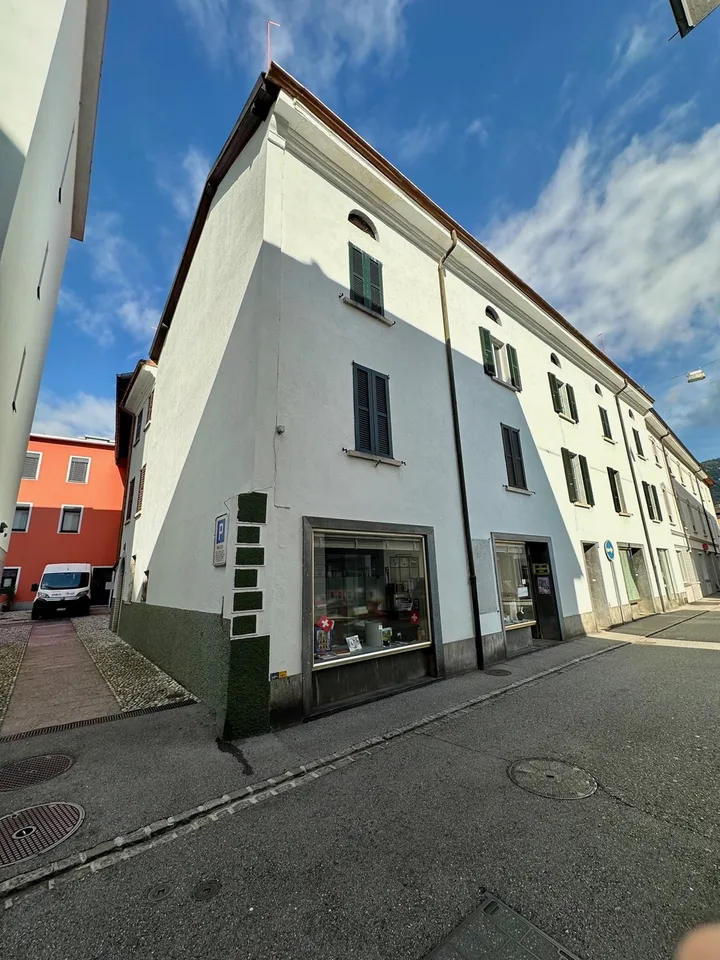 Gebäudekomplex mit Innenhof im Zentrum von Chiasso