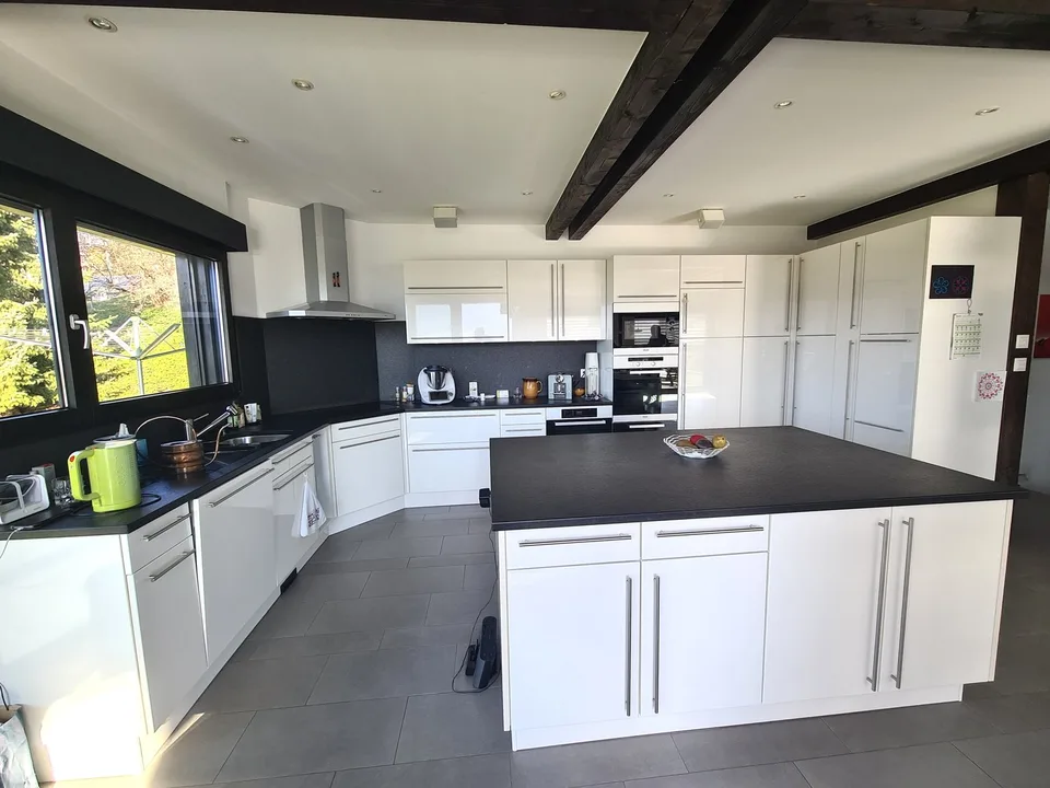 AUSSERGEWÖHNLICH - Prächtige Traumvilla mit Pool und Doppelgarage, ideal gelegen. – Foto 28 von 29