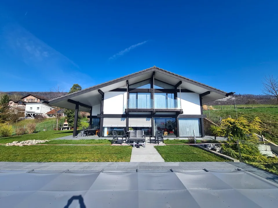 ECCEZIONALE - Splendida villa da sogno con piscina e doppio garage in posizione ideale.