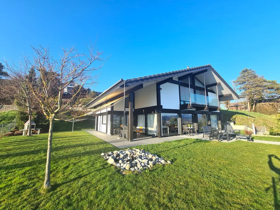 EXCEPTIONNEL - Splendide villa de rêve avec piscine et double garage idéalement bien située.