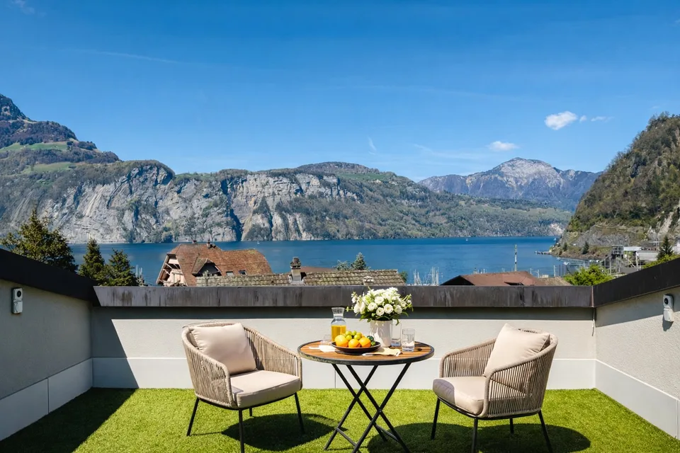 Exklusive Lage mit Berg und Seeblick in Sisikon