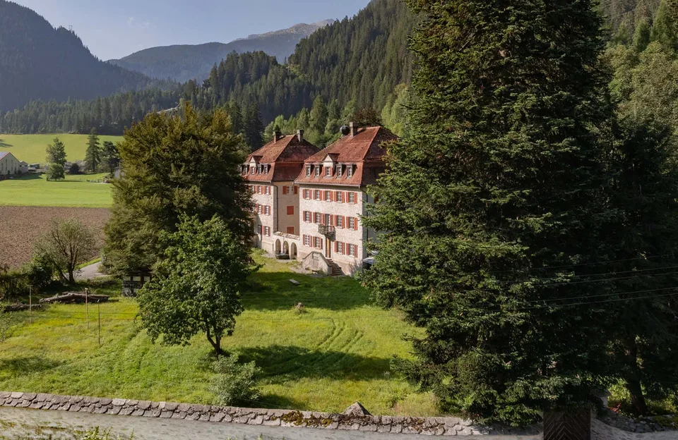 Grosszügiges Gutshaus mit rechtskräftiger Baubewilligung für ein MFH