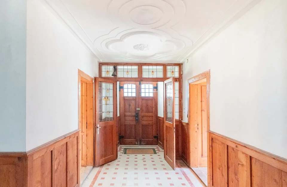 Ampia casa di campagna con permesso di costruire approvato per una casa multifamiliare