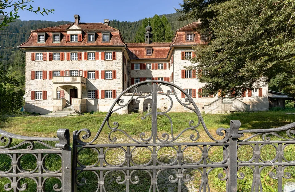 Ampia casa di campagna con permesso di costruire approvato per una casa multifamiliare
