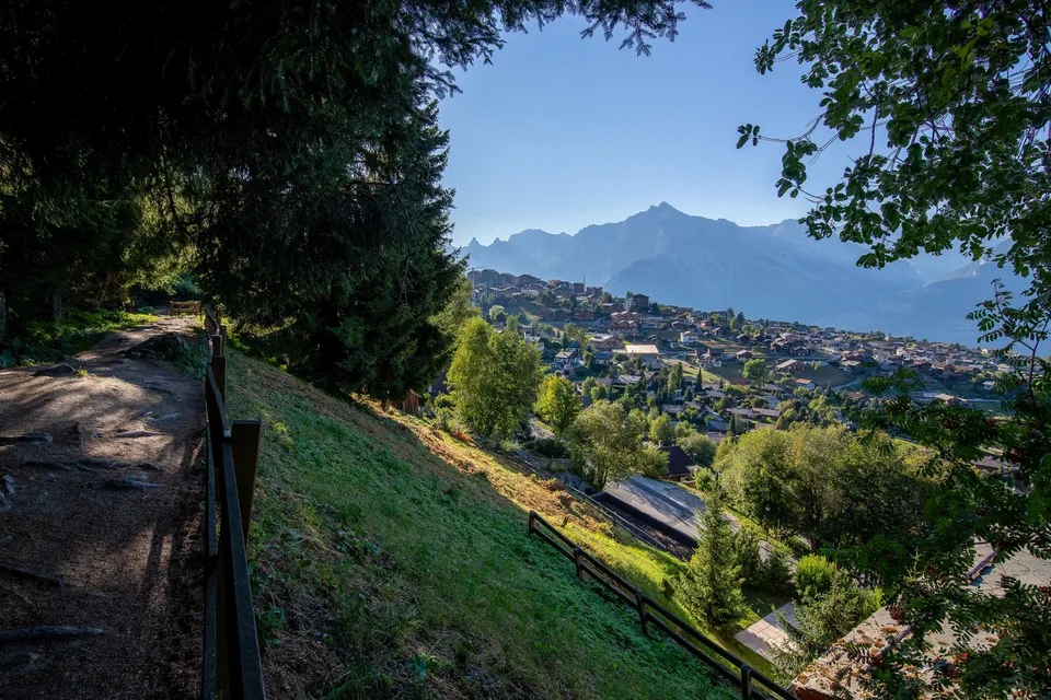 Terrain constructible, libre de mandat à côté du Bisse