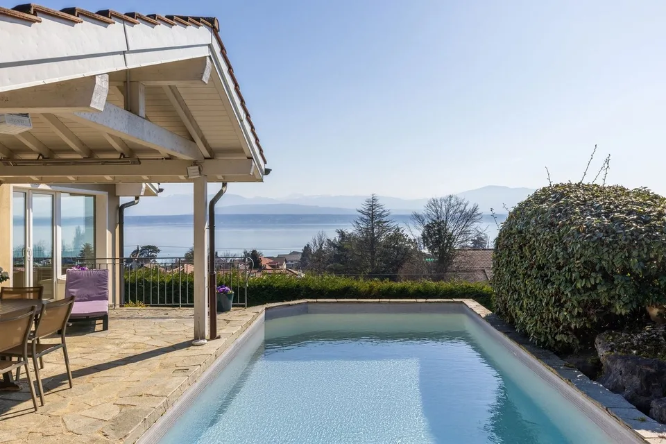 Villa mit Blick auf den See und die Alpen