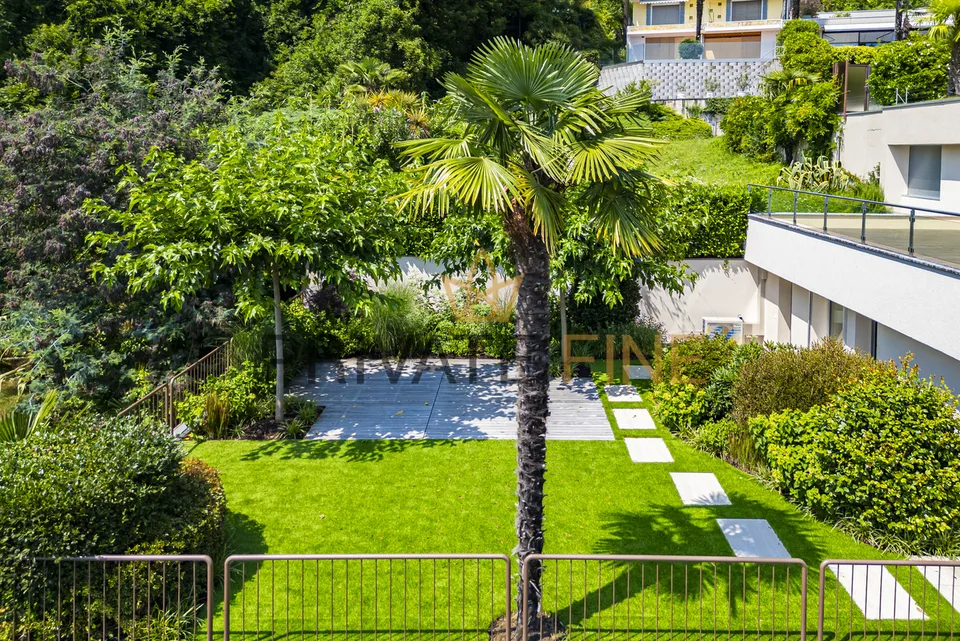 Neue Luxusresidenz über dem See mit Garten und Panoramaweitsicht (69)