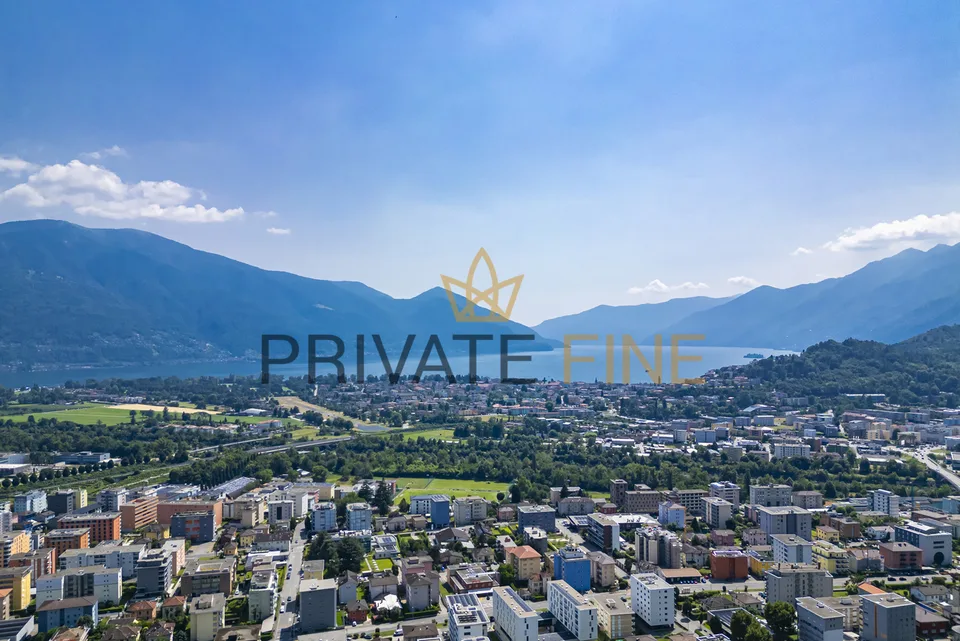Neue Luxusresidenz über dem See mit Garten und Panoramaweitsicht (69)
