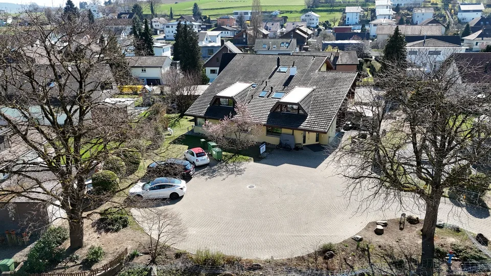 Proprietà residenziale e commerciale affascinante in una posizione centrale a Gurmels