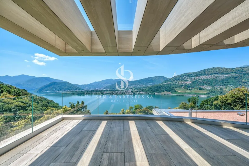 Nuova con vista lago