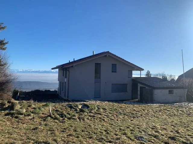 2073 Enges/NE Spaziosa e magnifica villa con 3 garage e vista sui 3 laghi
