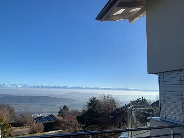 2073 Enges/NE Spaziosa e magnifica villa con 3 garage e vista sui 3 laghi