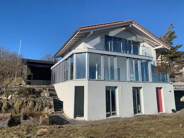 2073 Enges/NE Spacieuse et magnifique villa avec 3 garages et vue sur les 3 lacs