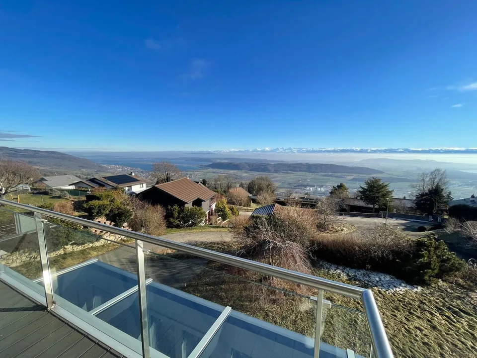 2073 Enges/NE Spaziosa e magnifica villa con 3 garage e vista sui 3 laghi