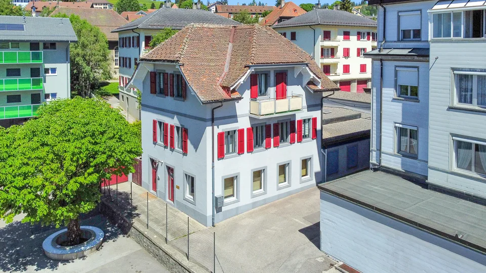 Maison de 2 logements, 1 surface commerciale et 1 garage à Ste-Croix