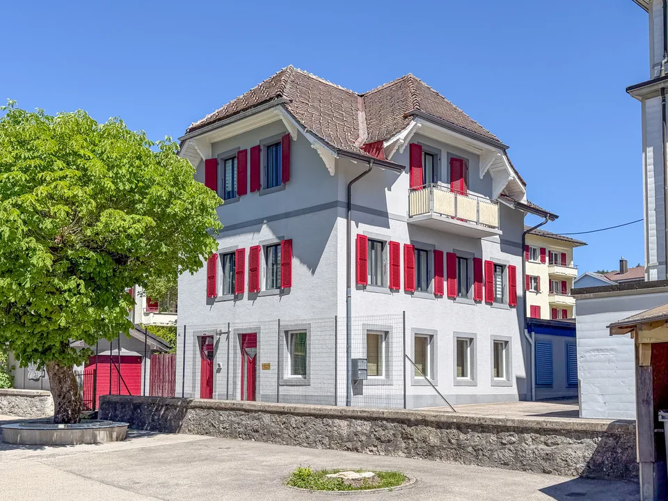 Maison de 2 logements, 1 surface commerciale et 1 garage à Ste-Croix