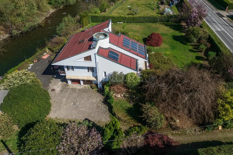 Villa con ampio giardino  ? a pochi minuti dal confine italo-svizzero