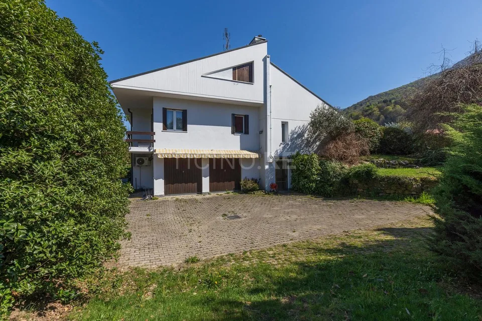 Villa con ampio giardino  ? a pochi minuti dal confine italo-svizzero