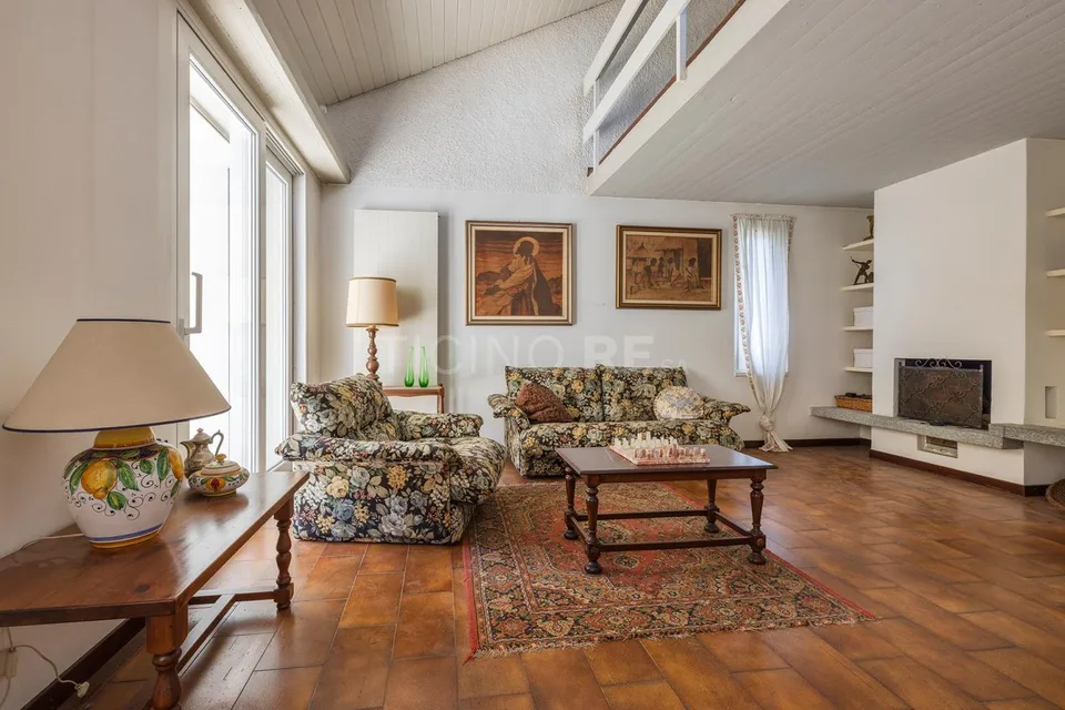 Villa con ampio giardino  ? a pochi minuti dal confine italo-svizzero
