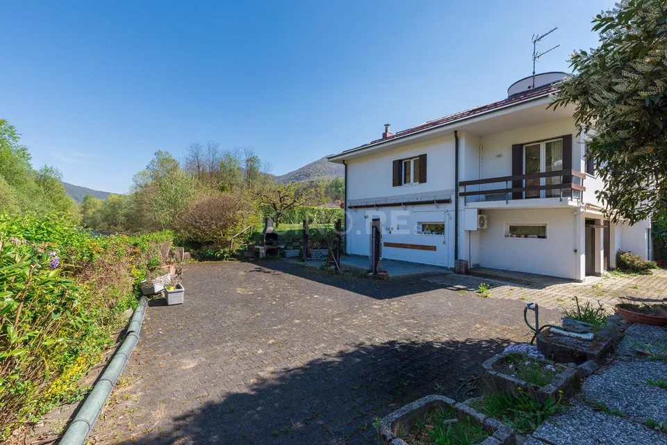 Villa con ampio giardino  ? a pochi minuti dal confine italo-svizzero