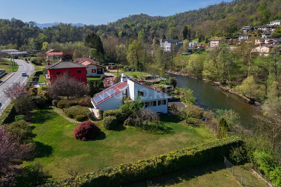 Villa con ampio giardino  ? a pochi minuti dal confine italo-svizzero