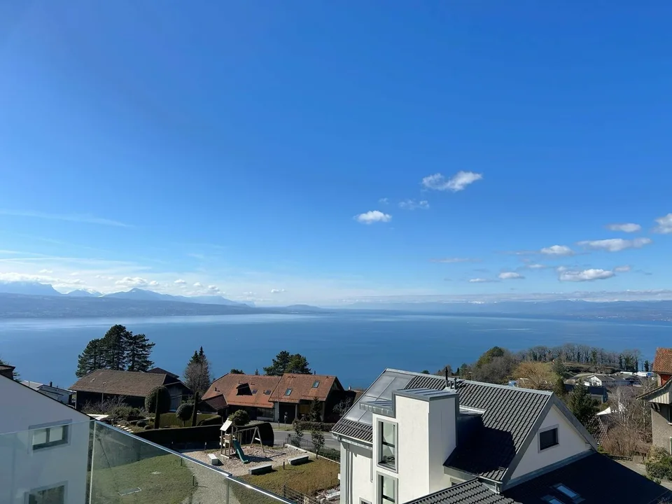 Grande maison avec une vue splendide sur le Lac et les Aples