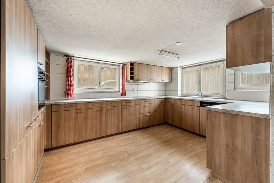 5-Zimmer Wohnhaus mit Gewerbeteil und Scheune