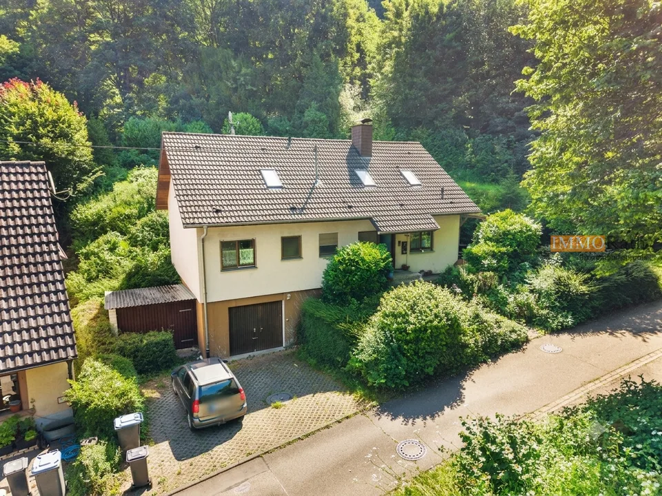 IMMORath.de  Zweifamilienhaus in naturnaher Lage mit großzügigem Grun