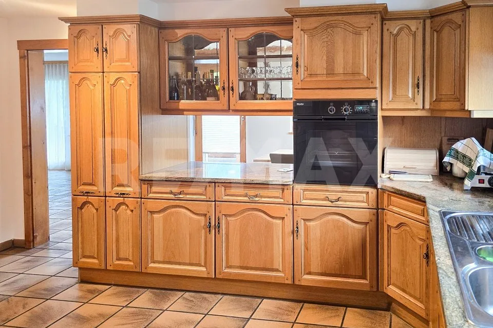 Grosszügiges 5.5-Zimmer-Haus mit Einlieger-Studios an bester Lage in Täsch – Foto 8 von 13