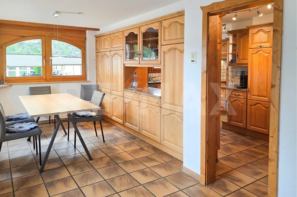 Grosszügiges 5.5-Zimmer-Haus mit Einlieger-Studios an bester Lage in Täsch – Foto 6 von 13