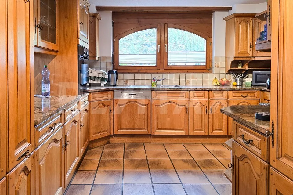 Grosszügiges 5.5-Zimmer-Haus mit Einlieger-Studios an bester Lage in Täsch – Foto 7 von 13
