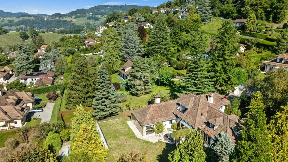 Proprietà affascinante da ristrutturare, vista e piscina interna a St-Légier
