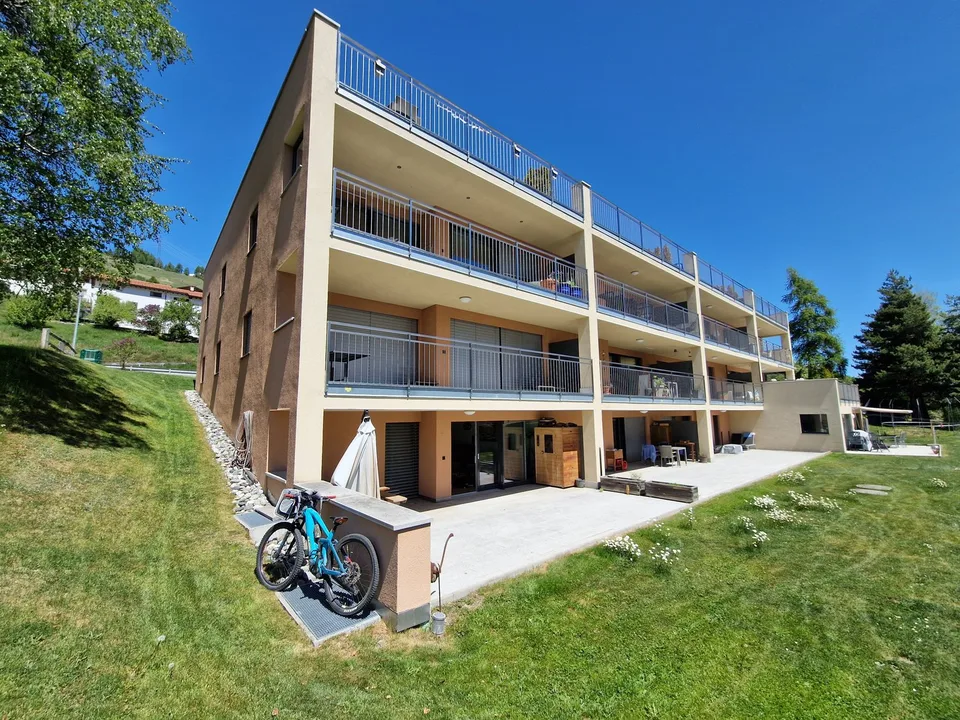 Zweitwohnung im Dachgeschoss, mit riesiger Terrasse und Traumsicht nahe den Bergbahnen Motta Naluns
