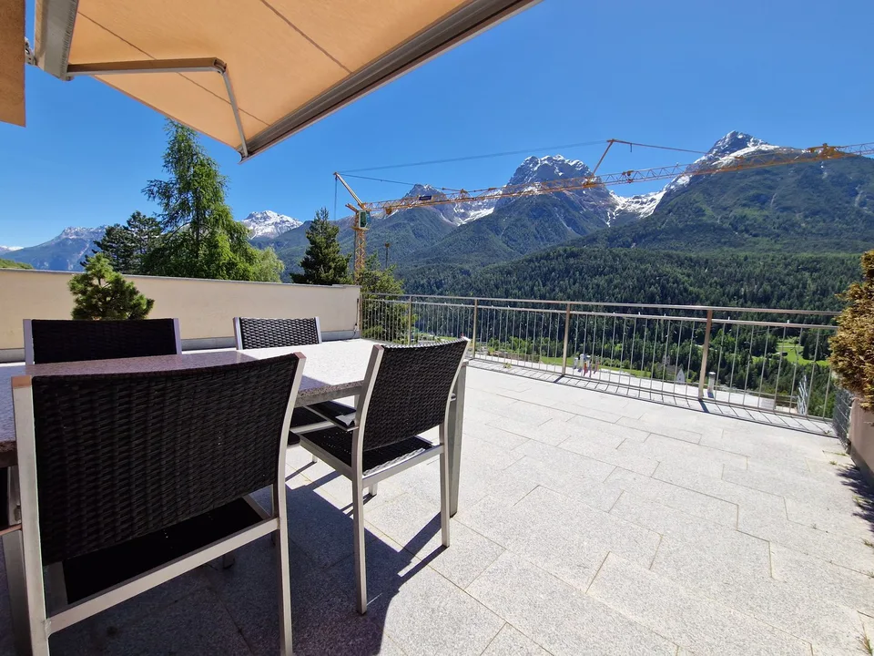 Deuxième maison au dernier étage, avec une immense terrasse et une vue de rêve à proximité des remontées mécaniques Motta Naluns