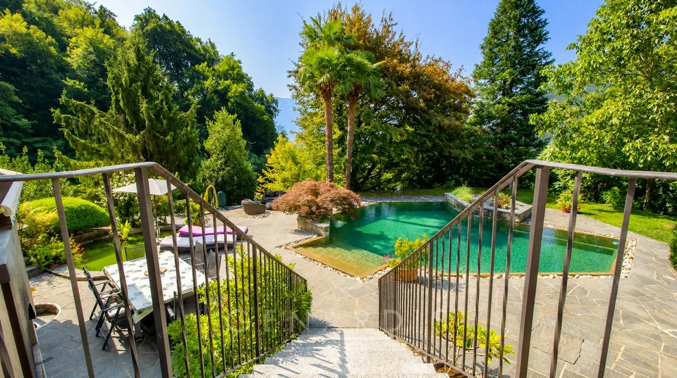 Prächtige Luxusvilla in Purasca – 11 Räume mit Pool und großem Park – Foto 11 von 12