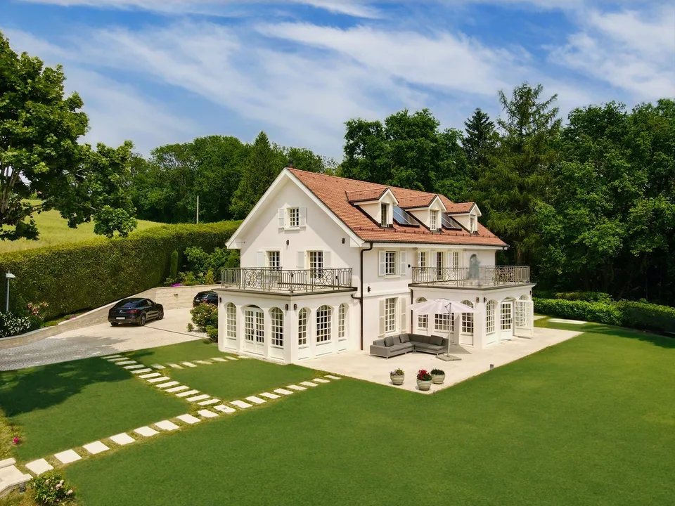 Propriété prestigieuse avec piscine, intimité et vue sur le lac