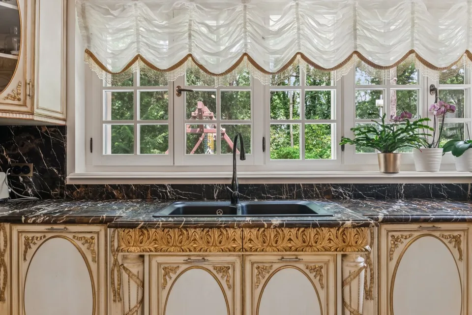 Proprietà prestigiosa con piscina, privacy e vista sul lago