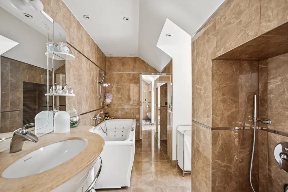 Proprietà prestigiosa con piscina, privacy e vista sul lago