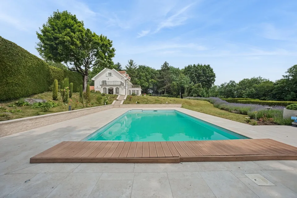 Propriété prestigieuse avec piscine, intimité et vue sur le lac – photo 7 sur 9