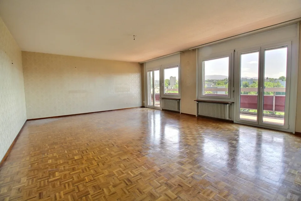 Spacieux appartement familial avec beau potentiel
