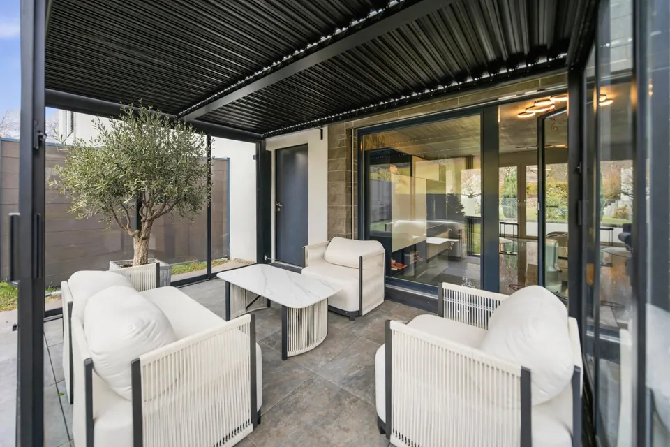 ANGULAR, EDGY & CLEAR - MODERN ARCHITECT'S HOUSE – photo 6 of 8