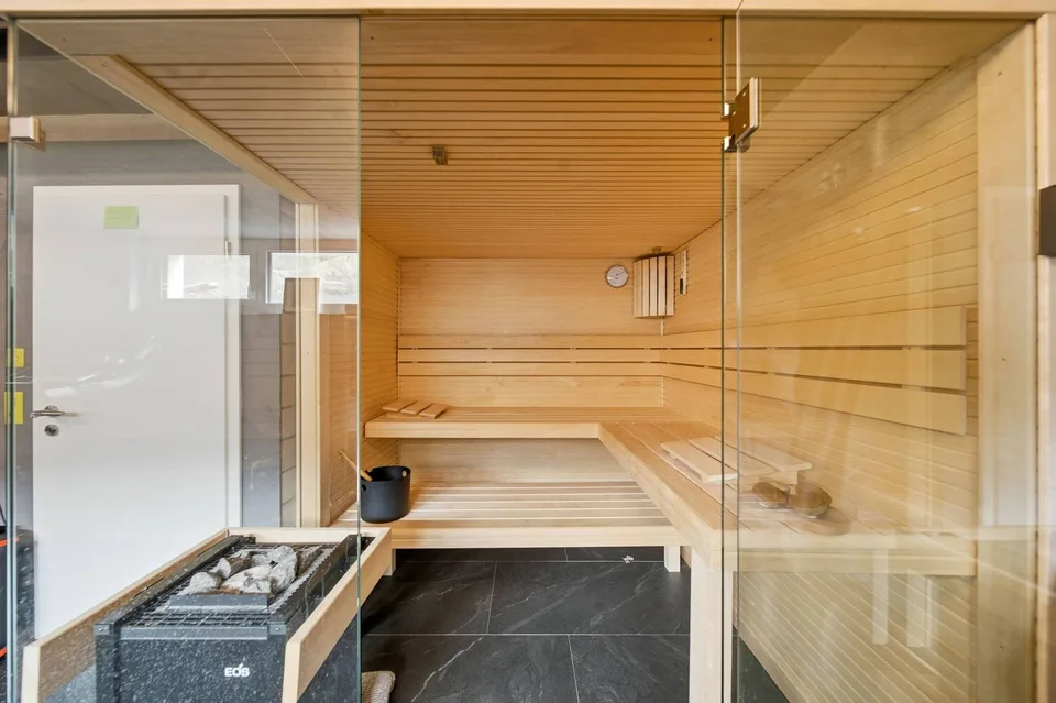 ANGULAR, EDGY & CLEAR - MODERN ARCHITECT'S HOUSE – photo 7 of 8