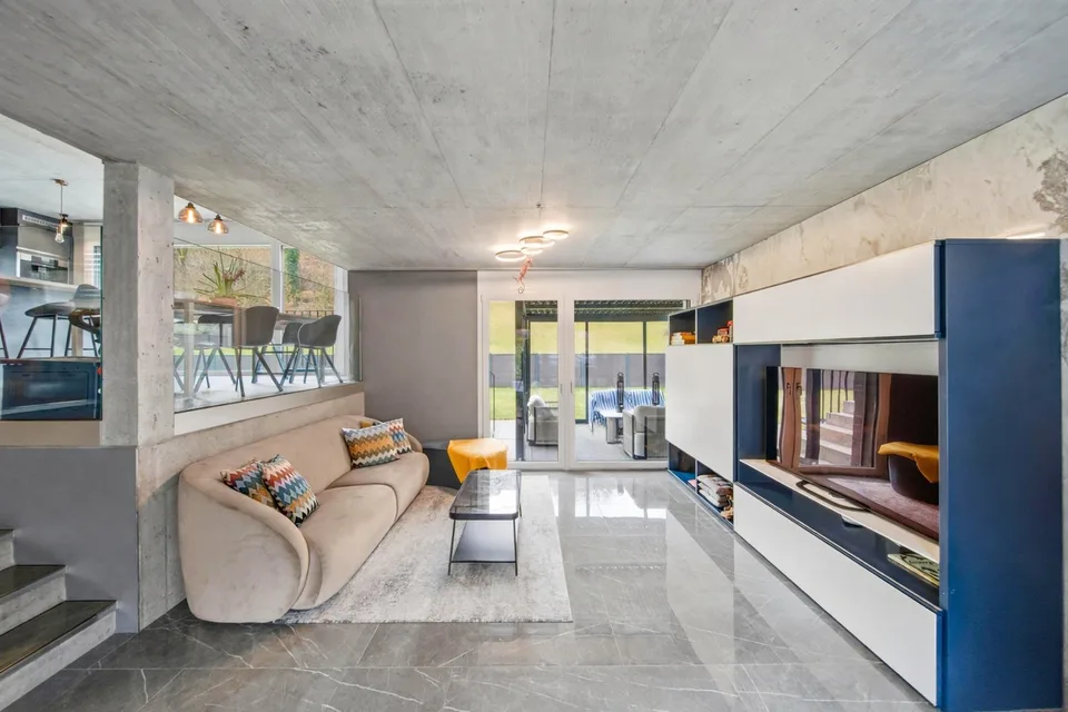 EXKLUSIVE VILLA MIT BERGPANORAMA, SAUNA UND WINTERGARTEN