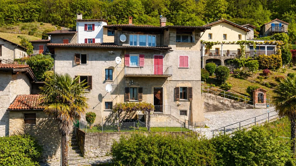 Appartamento di charme in casa Bifamiliare con giardino e stupenda vista lago e montagne