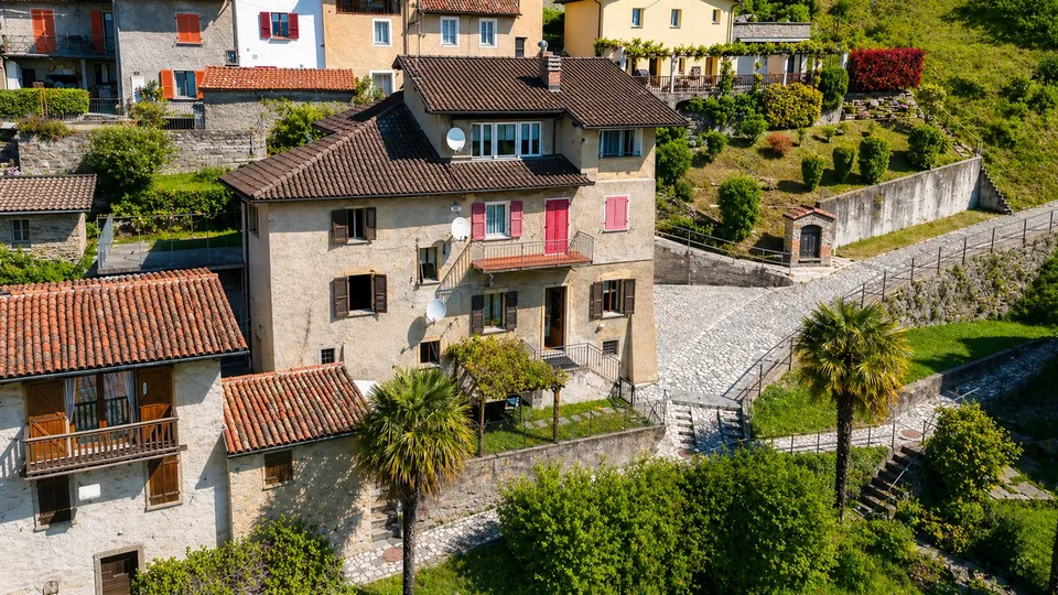 Appartamento di charme in casa Bifamiliare con giardino e stupenda vista lago e montagne