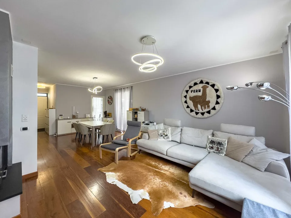 Grande e luminosa casa gemella a Melano