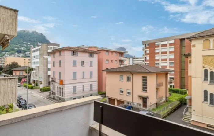 Appartamento di 4.5 locali con due balconcini a pochi passi dal centro di Lugano.
