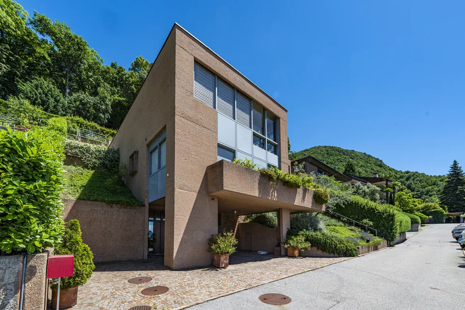 Casa moderna con bella vista lago